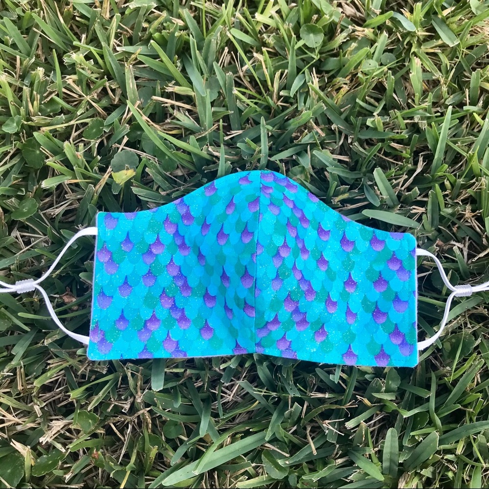 🧜🏻‍♀️ one (1) mermaid glitter scales adult mask